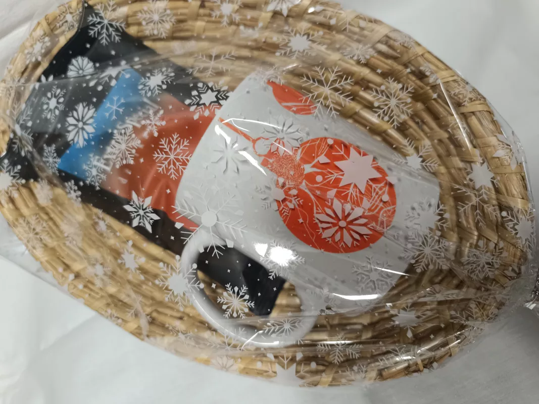 Vánoční slámová ošatka s kávou a hrnečkem